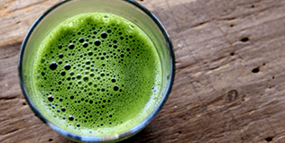 If the bubbles are large and irregular, this means the matcha tea powder is coarsely ground and of a lesser quality.